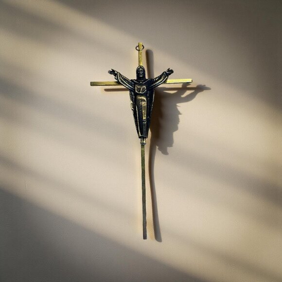 Mid-Century Bronze & Brass Crucifix – Modernist “Risen Christ” Cross Wall Hangin - Picture 4 of 7